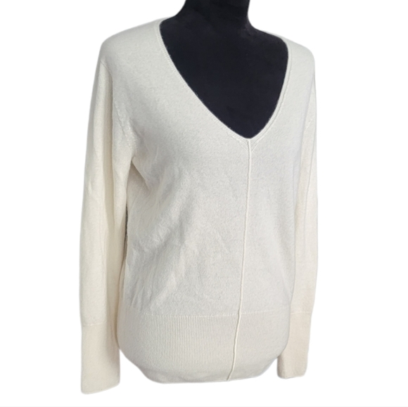 Woolen Bloom Cream Cashmere V-neck Sweater Size Medium - Picture 2 of 8